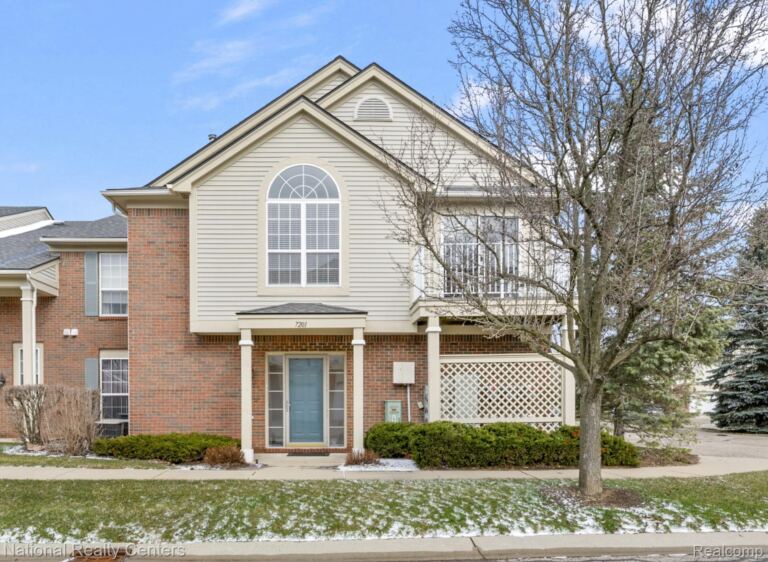 7201 Farmingdale Ln, Commerce Charter Township