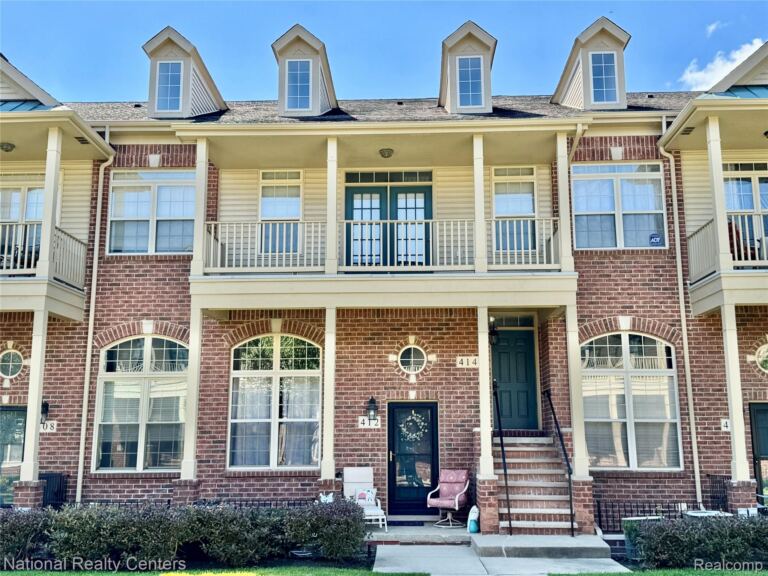 414 Old Pine Way, Walled Lake