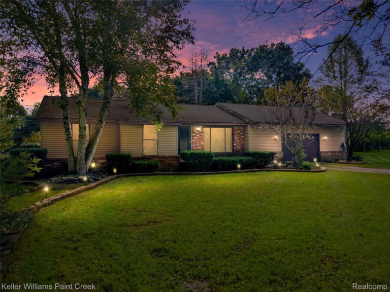 5077 Pinckney Rd, Marion Township