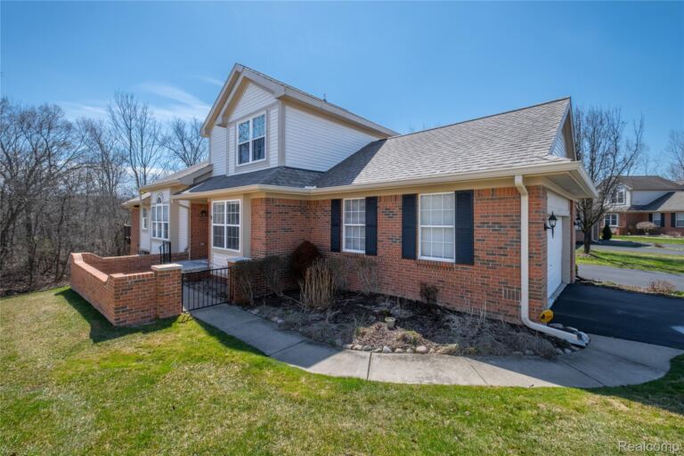 10381 Champions Cir, Grand Blanc