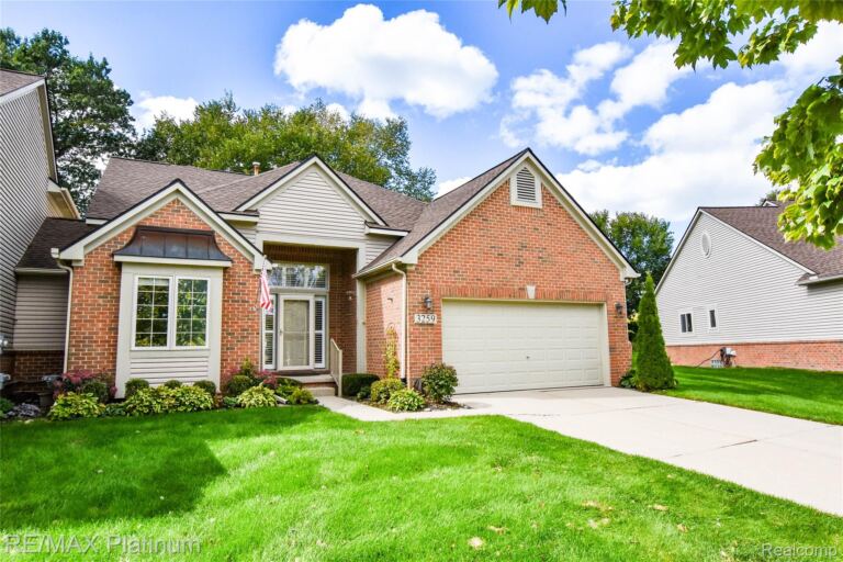 3259 Lochmore Ct, Commerce Charter Township