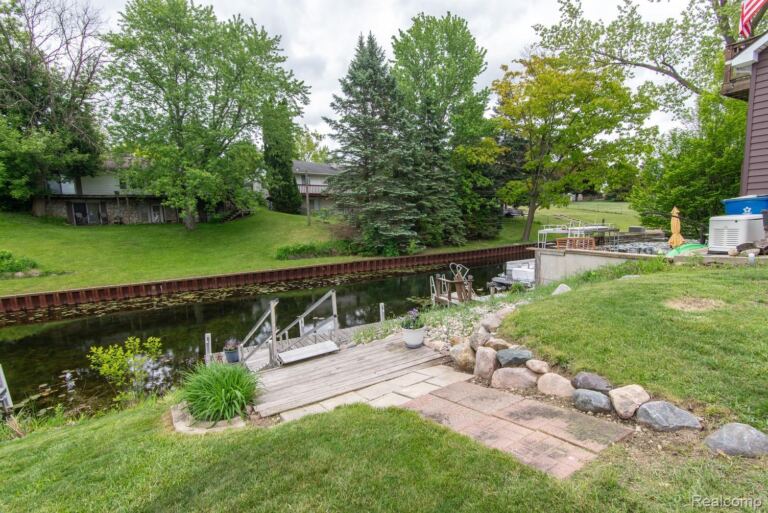 000 Wendell Dr, Fenton