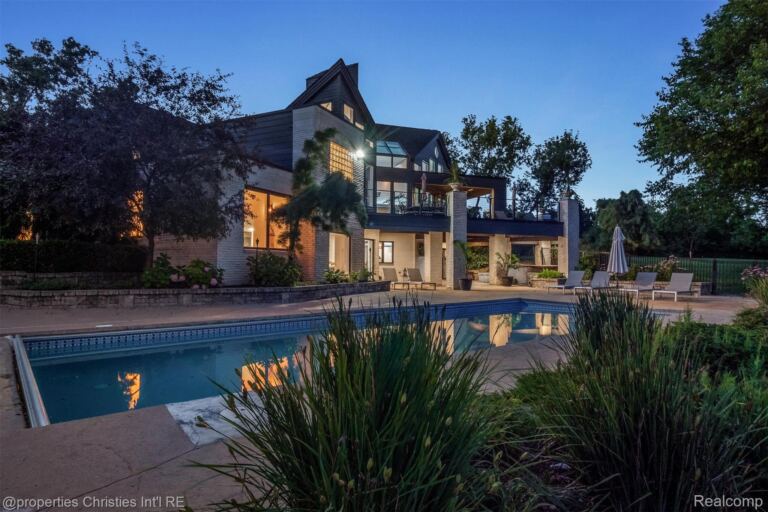 4912 Oakwood Ct, Commerce Charter Township