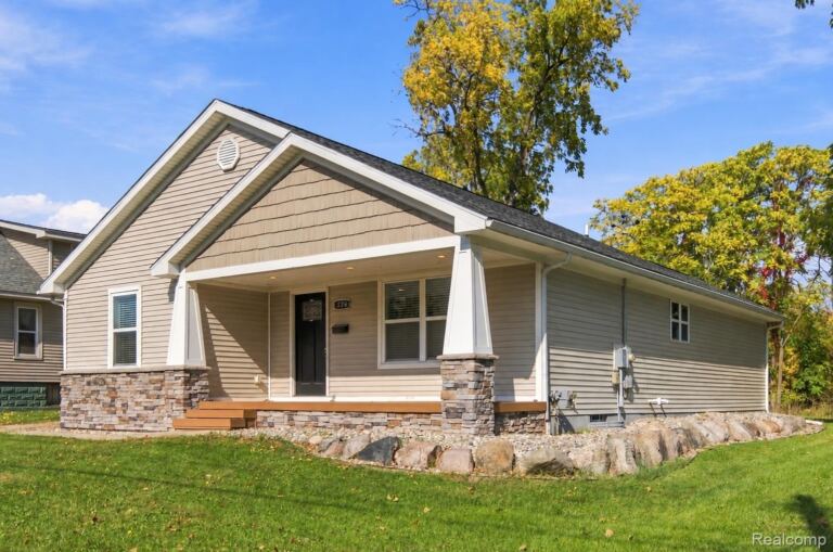 326 W Caroline St, Fenton