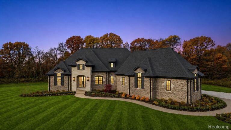 1597 Vista Dr, Oakland Charter Township