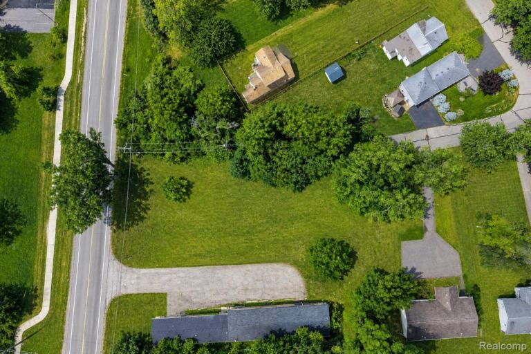 42920 W 14 Mile Rd, Walled Lake