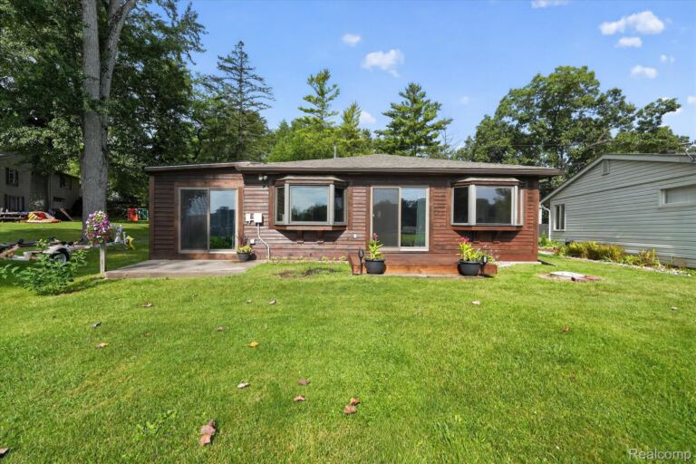 6390 Buckshore Dr, Hamburg