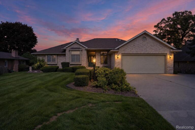 3542 Four Lakes Ave, Fenton Charter Township