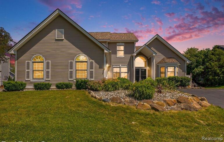 16073 Silverwood Dr, Fenton