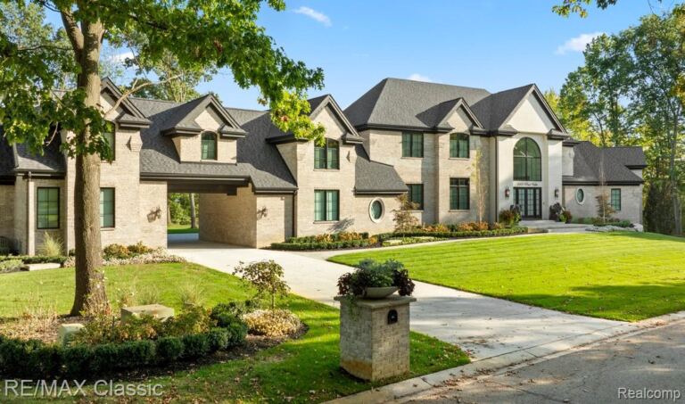 2866 Pine Bluffs Ct, Highland Charter Township