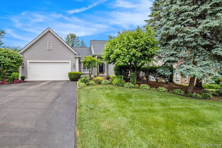 16040 Silverwood Dr, Fenton
