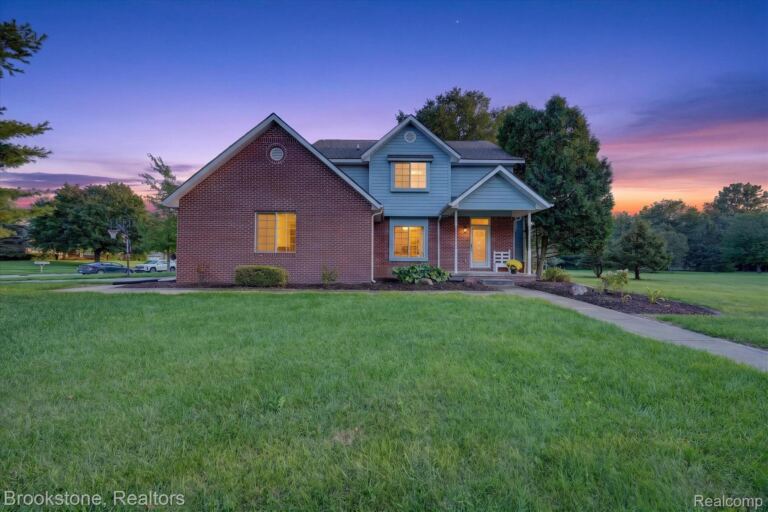 5390 Dillon Dr, White Lake