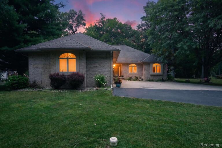 7480 Majestic Woods Dr, Argentine Township