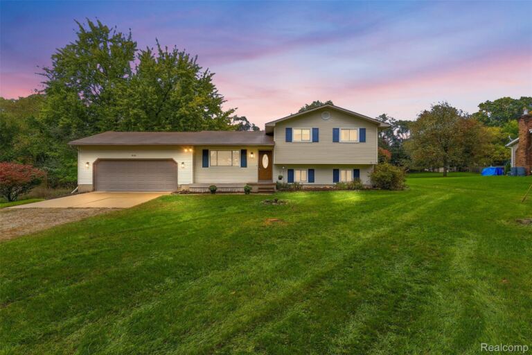 819 Alpine Trl, Fenton