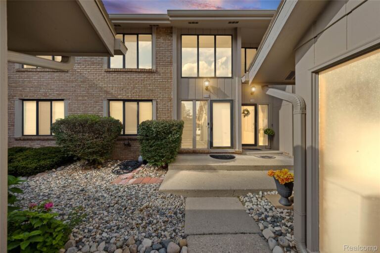 7104 Pebble Park Dr, West Bloomfield