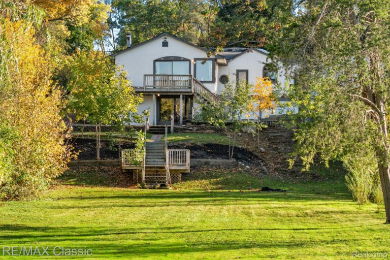 1726 W Oakley Park Rd, Commerce Charter Township