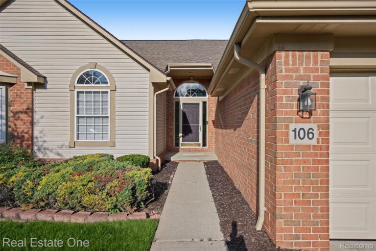 106 Shore Brook Ln, Commerce Charter Township