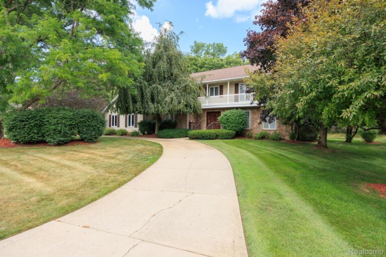 9705 Burning Tree Dr, Grand Blanc