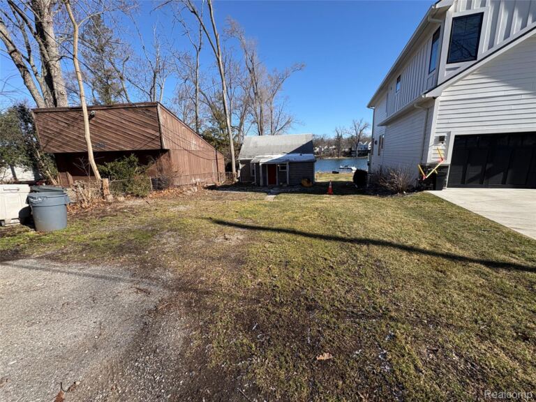 6912 Colony Dr, West Bloomfield