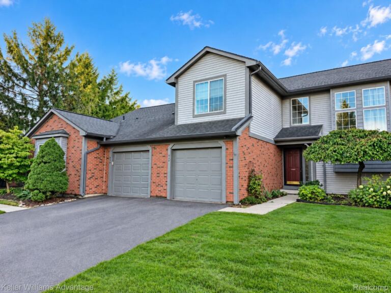 524 Winwood Cir, Walled Lake