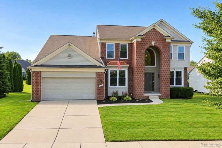 934 Running Brook Dr, Holly Township