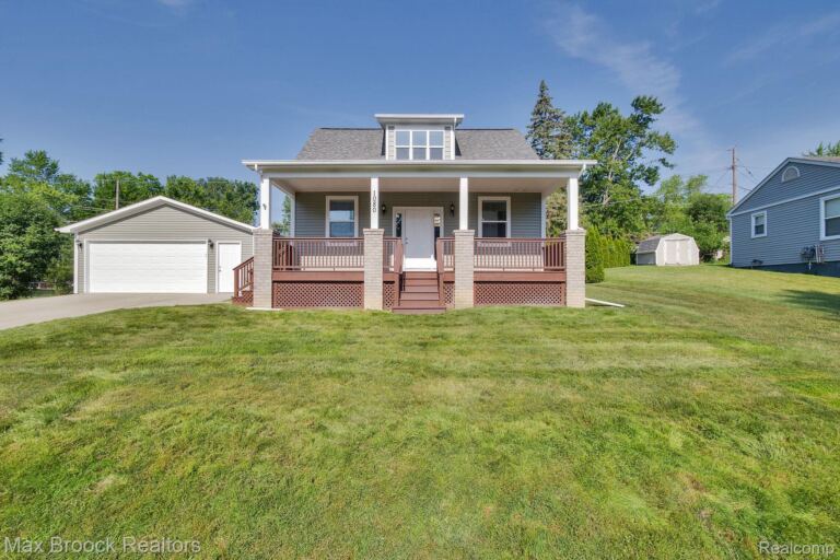 1080 Oregon Blvd, Waterford Charter Township