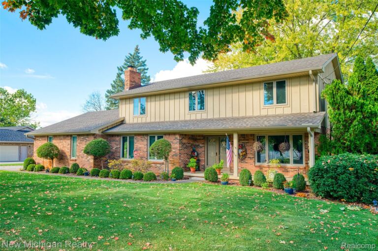 9201 Burning Tree Dr, Grand Blanc