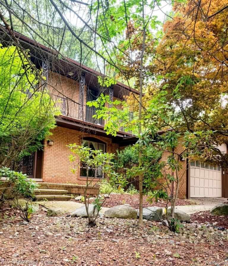 5064 Far Ravine Ct, West Bloomfield